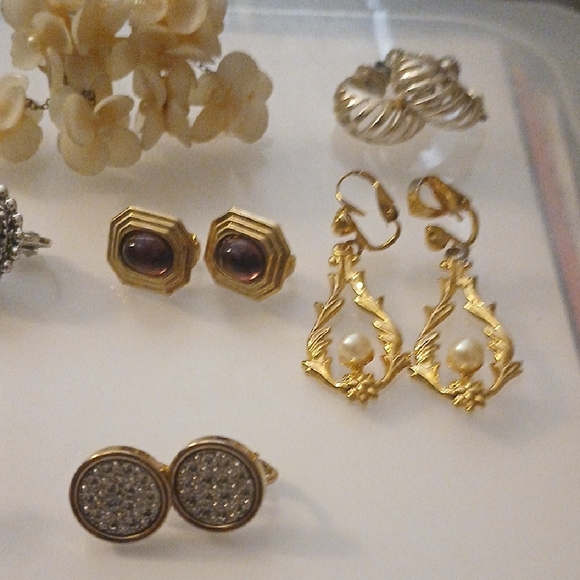 VINTAGE 24 PAIRS VINTAGE CLIP ON EARRINGS LIKE NEW CONDITION EVERY PAIR!!! - Picture 11 of 13